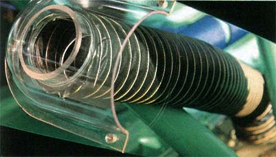 Die feinen Details des S Racer sieht man erst auf den zweiten Blick - wie den Luftausla&szlig; gegen Hitzestau, den Schalthebel in Kolbenform (50 Euro) oder Vierrohr-Sportauspuff. Die Dachh&auml;lften k&ouml;nnen trotz K&auml;fig abgenommen werden.