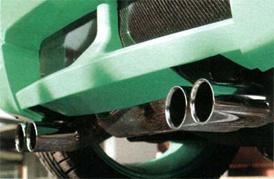 Die feinen Details des S Racer sieht man erst auf den zweiten Blick - wie den Luftausla&szlig; gegen Hitzestau, den Schalthebel in Kolbenform (50 Euro) oder Vierrohr-Sportauspuff. Die Dachh&auml;lften k&ouml;nnen trotz K&auml;fig abgenommen werden.