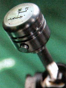 Die feinen Details des S Racer sieht man erst auf den zweiten Blick - wie den Luftausla&szlig; gegen Hitzestau, den Schalthebel in Kolbenform (50 Euro) oder Vierrohr-Sportauspuff. Die Dachh&auml;lften k&ouml;nnen trotz K&auml;fig abgenommen werden.